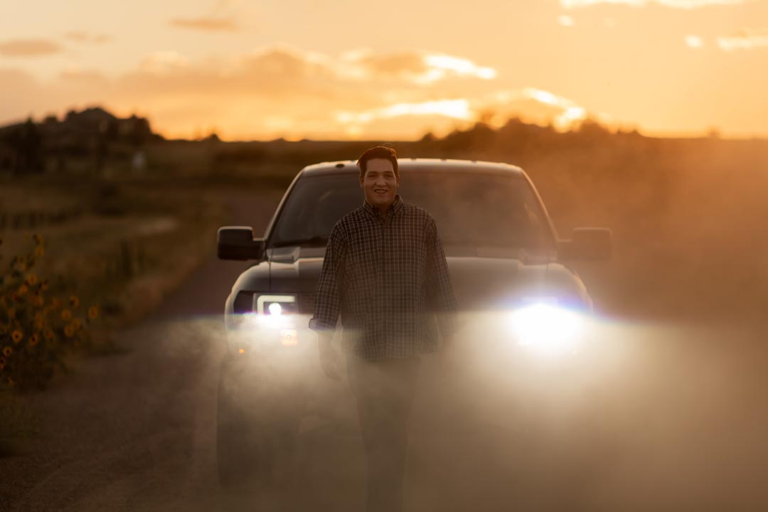 senior portraits with truck at sunset